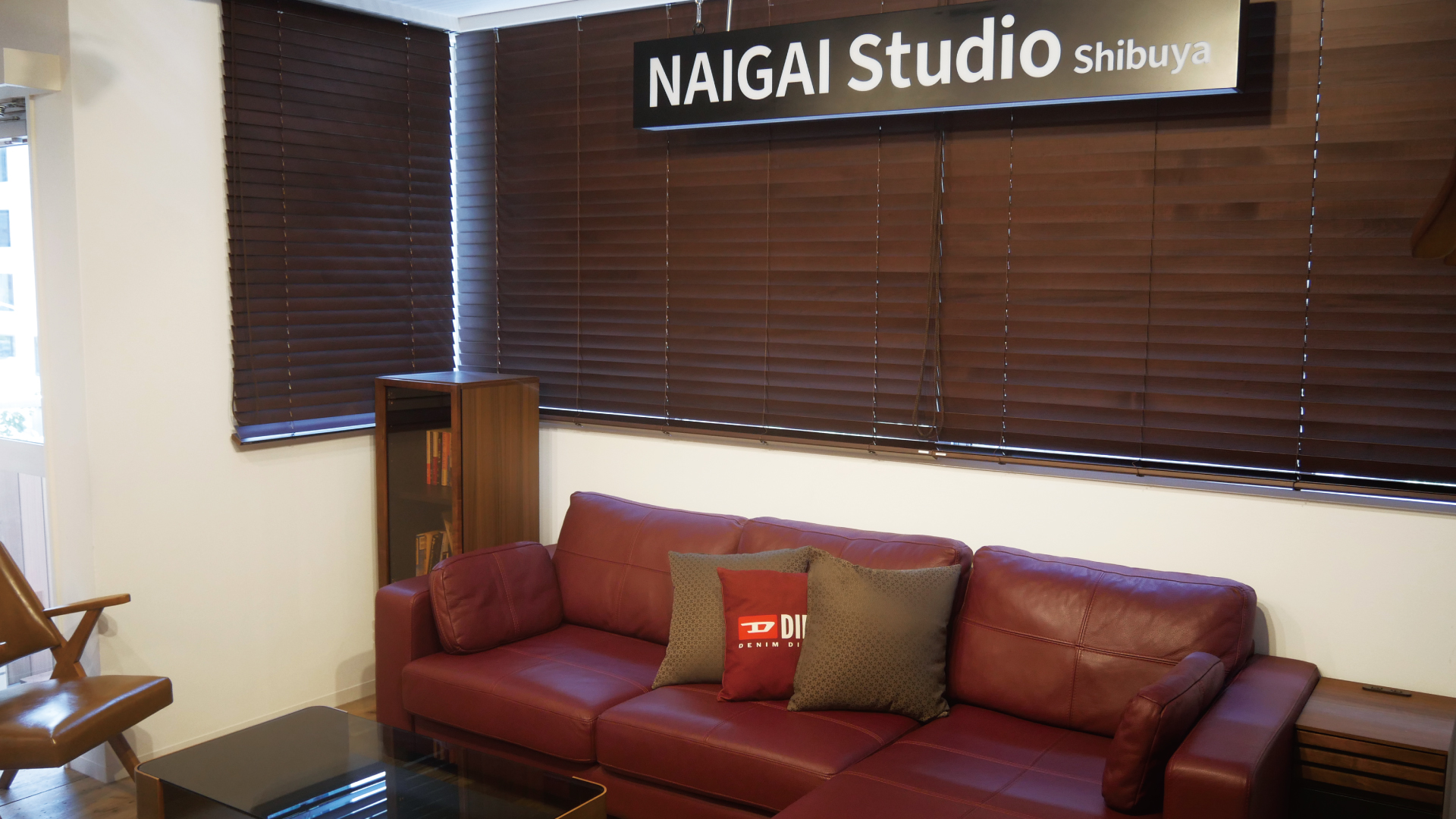 赤いソファとNAIGAI Studio Shibuyaのサインがある室内