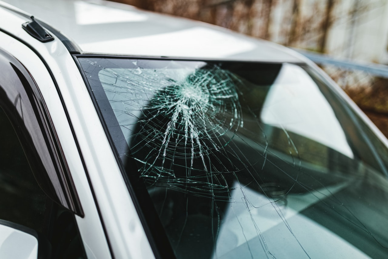 63歳男 前方車のノロノロ運転に立腹しガラスを叩き割る 車内には2歳児も リアルライブ